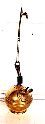 ANCIENNE LAMPE A HUILE   DE  MINEUR    EN LAITON - Photo 1/4