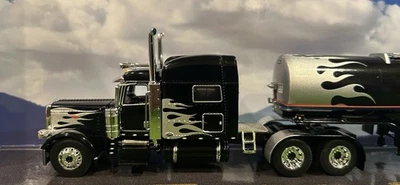 dcp peterbilt 389 negro con llamas plateadas Foto 1 de 4