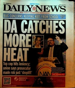 New York Daily News 9 gennaio 2022 Courtney Cox Alvin Bragg Julius Randle - Foto 1 di 3