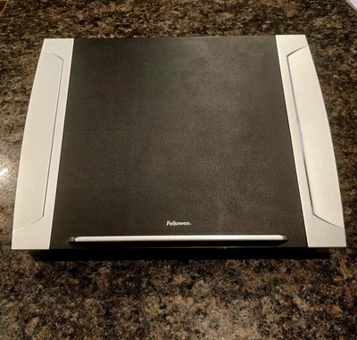 Elevador plástico para computadora portátil Fellowes Office Suites 15,06" W x 10,5" D 565301 Foto 1 de 4