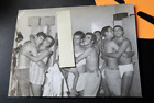 NACKT MODERNE HERREN BEEFCAKE KÖRPER SOLDATEN BARACKEN PARTY HOMOSEXUELL Interesse 60er FOTO