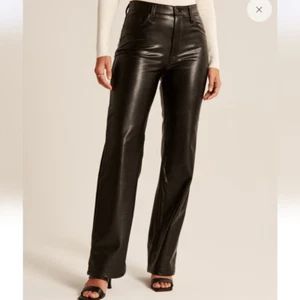 Abercrombie & Fitch Curve Love 90s Relaxed Ultra High Rise Leather Black Pant 16 - Picture 1 of 10