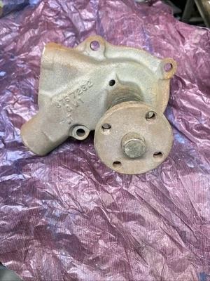 Camionetas Chevrolet 235ci 1955-63 3,8 L, 261ci 4,2 L bomba de agua de 6 cilindros 3757232 Foto 1 de 2