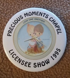 PRECIOUS MOMENTS CHAPEL LICENSEE SHOW 1995 "LOVE ONE ANOTHER" PIN - Picture 1 of 2