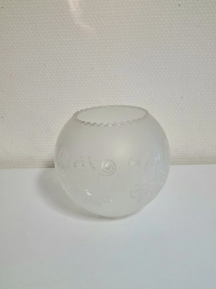 GLOBE,BOULE EN VERRE DÉPOLI POUR LAMPE À PÉTROLE GRAVÉ DÉCOR FLORAL  - Photo 1/4