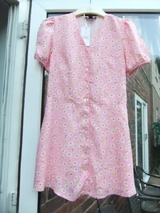 Pretty pink dress with flowers and short elasticated sleeves to fit age 11 years - Picture 1 of 2