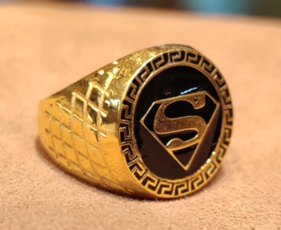 Anillo Clásico Super Man Esmalte Negro Patrón Sello con Superposición Dorada Foto 1 de 4