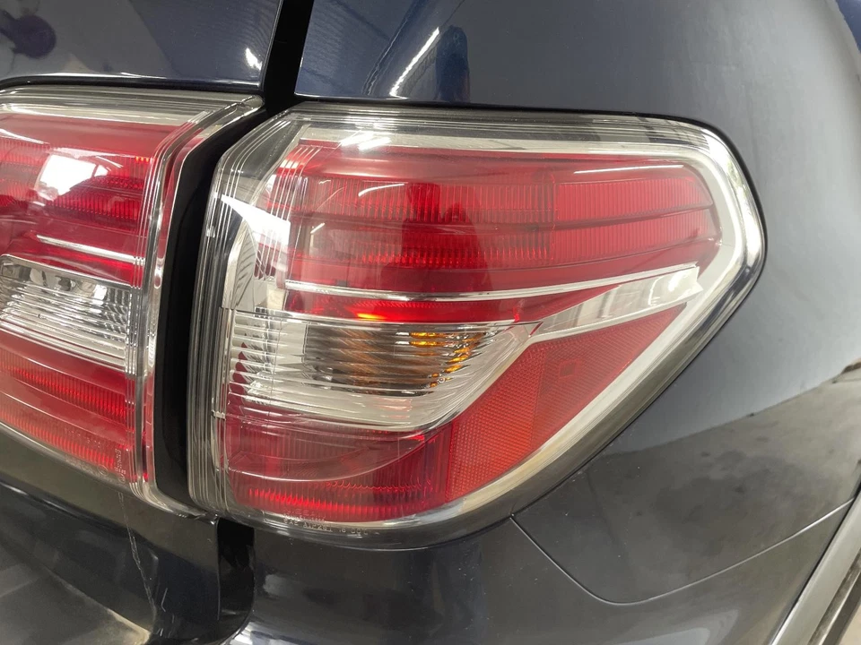 Conjunto de luz trasera derecha usado se adapta a: Nissan Armada 2017 cuarto montado en panel Ri Foto 1 de 4