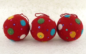NEU 3er SET HANDGEFERTIGTE GEFILZTE WOLLE RUND WEIHNACHTSSCHMUCK MEHRFARBIG 3,5" - Bild 1 von 1