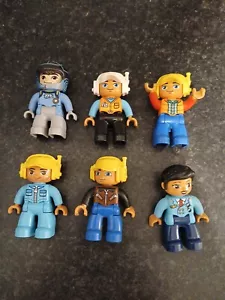LEGO Duplo weibliche Airline Pilot Figur (10871) 4 männliche Hubschrauberpiloten + 1 andere - Bild 1 von 7
