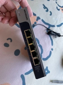 Commutateur Ethernet non géré Netgear MS105 5 ports multi-gigabit (1/2,5G) - Photo 1/5