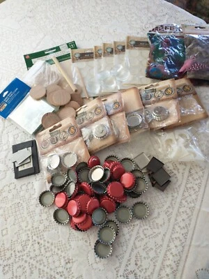 Lote de suministros artesanales imanes tapas de botellas puntos epoxi plumas espejos grabados + B22 Foto 1 de 4