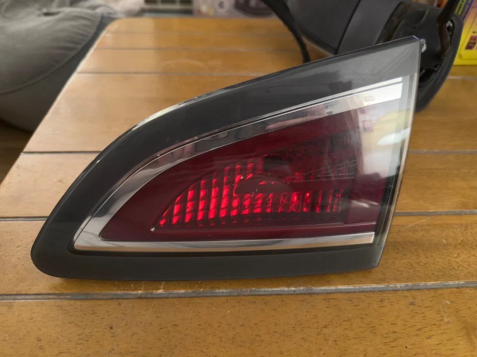 LUZ TRASEIRA RENAULT CENIC MK3 2014 NA TAMPA DA CAÇAMBA LADO DIREITO - Imagem 1 de 1