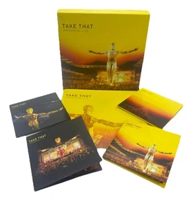 Take That Progress Live 4 Disk & Book Gift Box (hsh2) - Foto 1 di 9