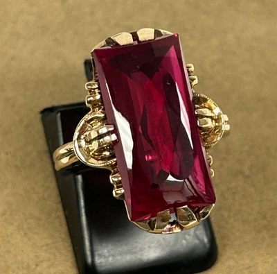 VINTAGE 10K YELLOW GOLD RECTANGULAR CUT RUBY RING SIZE 6.25 - Image 1 of 4