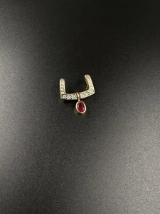 Pierre Lang PL U-Form goldfarbener Haken Anhänger rosa Stein Aufhänger baumelnd - Bild 1 von 12