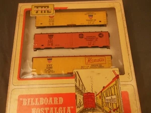 HO TRAIN MINIATURE 8708 AMERICAN ART BILLBOARD NOSTALGIA REEFER 3-PACK KIT - Picture 1 of 2