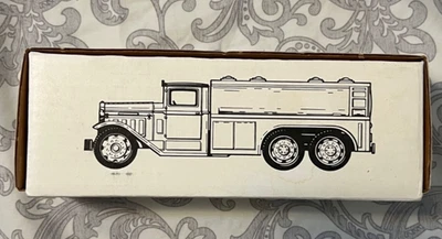 Camión cisterna Ertl 1930 "Diamond T" banco de monedas de metal fundido a presión vintage nuevo en caja Foto 1 de 4