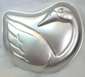 Wilton Cake Pan 1988 Swan, Goose, Flamingo Cake Pan Aluminum #2105-2 - Picture 1 of 3
