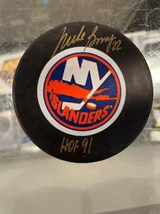 MIKE BOSSY NEW YORK ISLANDERS #22 HOF 91 SIGNED HOCKEY PUCK JSA #2 - Picture 1 of 2