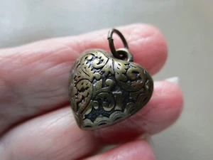 VINTAGE PRELOVED DARK GOLD TONE METAL LOVE HEART FOB CHARM PENDANT BRACELET UK - Picture 1 of 3