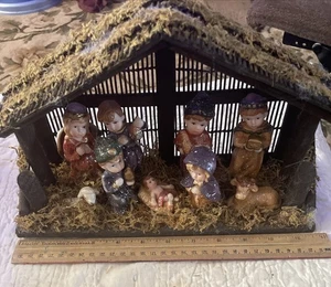 Weihnachtskrippe’ Krippe mit Porzellan Kinder Figuren Holz Japan - Bild 1 von 6