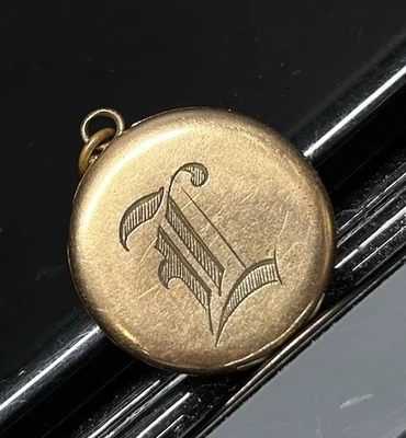 Antiguo medallón victoriano lleno de oro colgante redondo con inicial grabada Foto 1 de 4