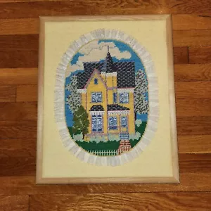 Quadro vintage rifinito punto croce "Casa vittoriana gialla" incorniciato 21"x17" - Foto 1 di 7