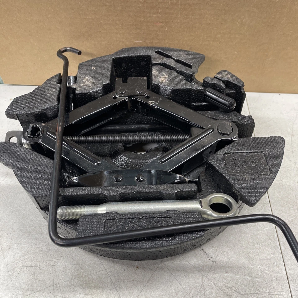 Subaru Legacy 2010 2011 2012 2013 2014 sedán neumático de repuesto gato remolque herramienta de espuma Foto 1 de 4