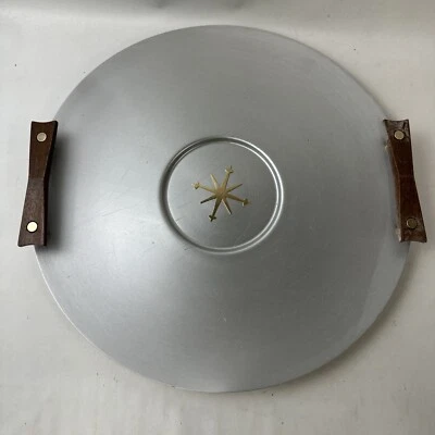Bandeja para servir redonda con mango de teca Mirro Medallion mediados de siglo moderna aluminio MCM Foto 1 de 4