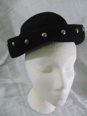 Sombrero Derby Para Mujer Años 40 - Creación de Nueva York - Negro con Tachuelas Plateadas - En muy buena condición - Elegante - Oferta Foto 1 de 4