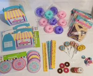 Lote de favores de fiesta de cumpleaños Donut cantidades surtidas sobrantes 6 extras completos más - Imagen 1 de 9
