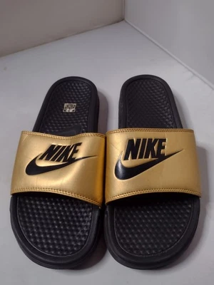 Sandalias Nike para mujer Benassi Just Do It Slide 10 doradas con logotipo Swoosh ducha A2 Foto 1 de 4