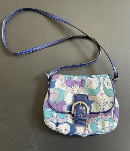 Borsa Coach piccola blu con fibbia a tracolla in tessuto