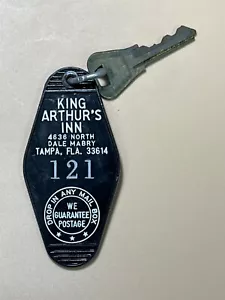 Llavero y llave tampa de habitación de motel King Arthur's Inn Hotel Florida #121 RARO - Imagen 1 de 2
