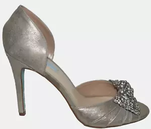 ABITO BETSEY JOHNSON NUOVO ARGENTO $130 TAGLIA 9,5 M DEPUMPS PELLE STRASS SANDALI - Foto 1 di 5