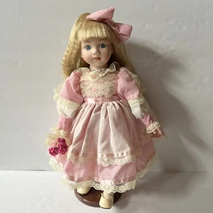 1989 Mann Porzellan Puppe 15" #383 mit Puppenständer (ohne Box) blond "Alison" komplett - Bild 1 von 11
