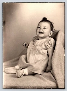 Foto Mid Century Schwarz-Weiß Bild Familie Schnappschuss USA Kleinkind - Bild 1 von 2