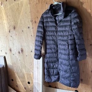 Piumino Uniqlo ultraleggero in blu navy scuro cappotto lungo taglia XSmall usato in ottime condizioni - Foto 1 di 6