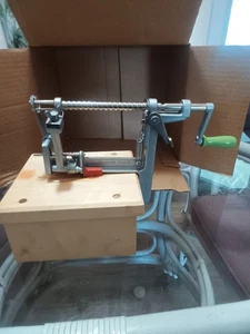 The Pampered Chef Apple Peeler Corer Slicer Manual Crank w/Wooden Stand - Picture 1 of 4