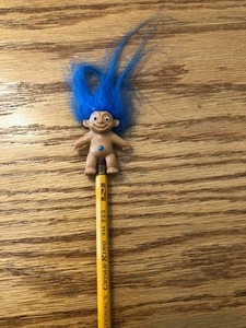 Topper matita bambola mini troll portafortuna capelli blu vintage - Foto 1 di 4