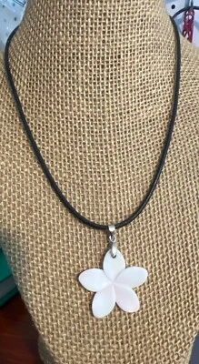 Collar Colgante Plumeria Flor Concha Hawaiana 18kt GP Cordón Cuero Negro 17" Foto 1 de 4