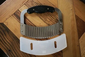 The Pampered Chef Curved Crinkle Cutter - Bild 1 von 12
