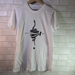 Chomp Bite Me Snake Men's White T-shirt Size Medium 100% Cotton - Picture 1 of 3