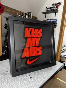 Kiss My Airs Nike Swoosh 3D gerahmtes Schild | Sneakerhead Wandbild & Männerhöhle Dekor - Bild 1 von 4