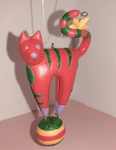 Adorno de Navidad Dept 56 con etiqueta gato rojo en una bola caprichoso brillo peculiar - Imagen 1 de 4