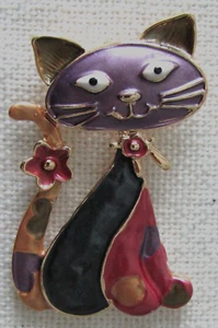 Broche para gato prendedor púrpura oscuro con características multicolores esmalte sobre metal - Imagen 1 de 2