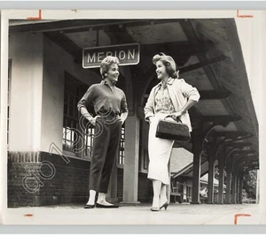 MERION TRAIN STATION Pennsylvania Models W/ Fall Fashion, Vtg. 1957 Press Photo - Imagen 1 de 2