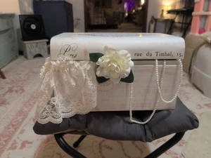Pariser Deko Box mit Blumen, Perlen, Spitze - Bild 1 von 15