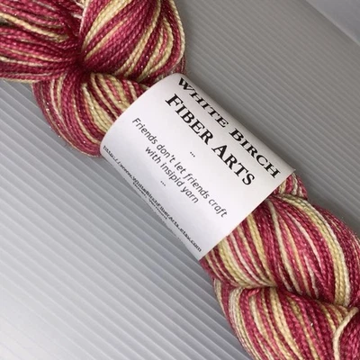 Calcetín de fibra de abedul blanco artes POINSETTIA WARS hilo de peso 400 yardas teñido a mano Foto 1 de 4